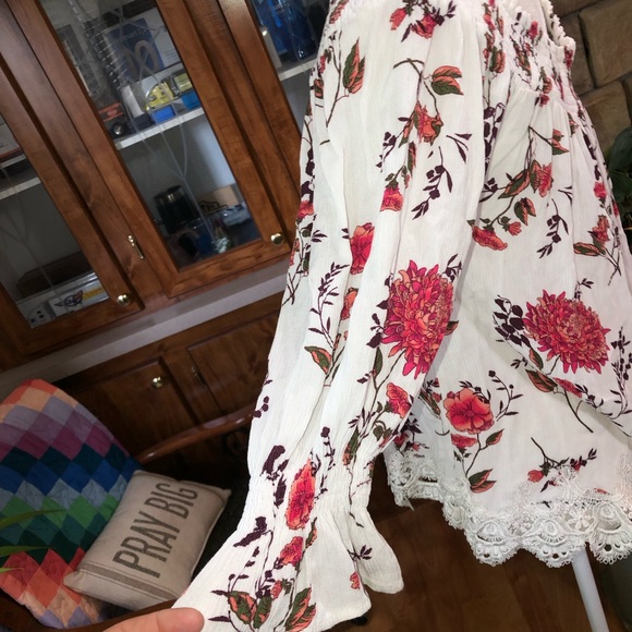 KORI SIZE SMALL WHITE ON OFF SHOULDER BLOUSE WITH FLORAL PATTERN CROCHETED LACE - Picture 3 of 5